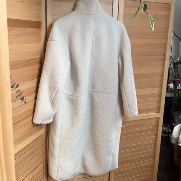 H&M teddy white coat. Size XS but can be worn by M too. - Picture 6 of 6